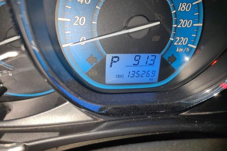 Used Toyota YARiS L Zhi Xuan 2015 1.5E Automatic Charm Edition Odometer Close Up
