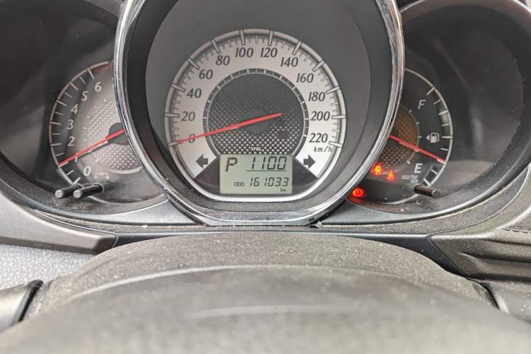 Used Toyota YARiS L Zhi Xuan 2015 1.5G Automatic Xuan Dong Sunroof Special Edition Odometer Close Up