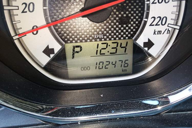 Used Toyota YARiS L Zhi Xuan 2015 1.5G Automatic Xuan Dong Sunroof Special Edition Odometer Close Up