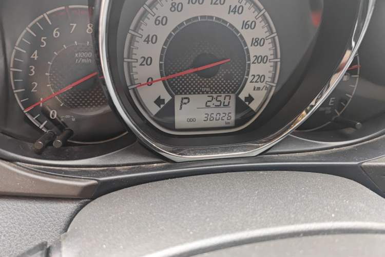 Used Toyota YARiS L Zhi Xuan 2015 1.5G Automatic Xuan Dong Sunroof Special Edition Odometer Close Up