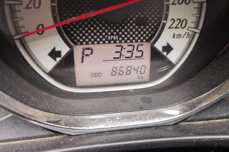 Used Toyota YARiS L Zhi Xuan 2015 1.5G Automatic Xuan Dong Sunroof Special Edition Odometer Close Up