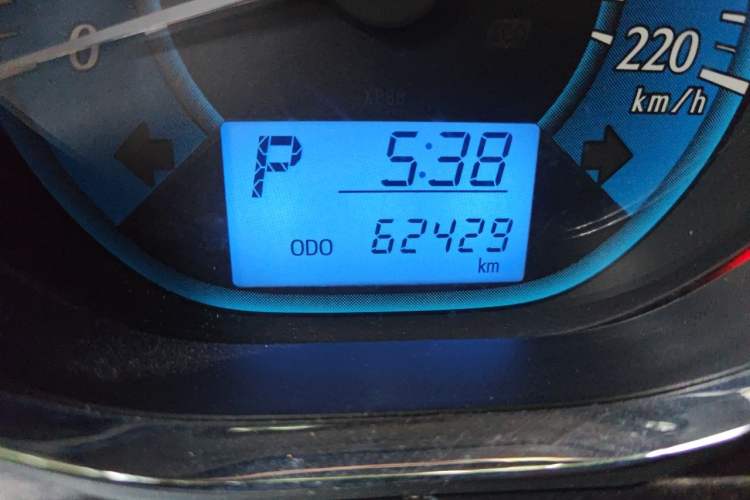 Used Toyota YARiS L Zhi Xuan 2015 1.5E Automatic Charm Edition Odometer Close Up