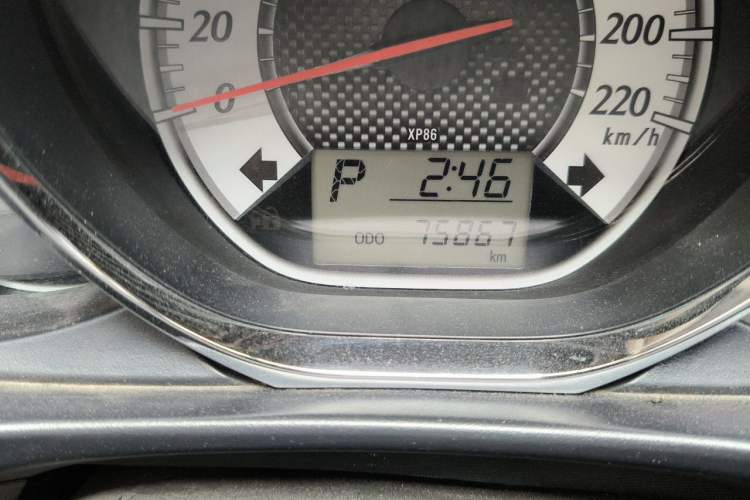 Used Toyota YARiS L Zhi Xuan 2015 1.5G Automatic Xuan Dong Sunroof Special Edition Odometer Close Up