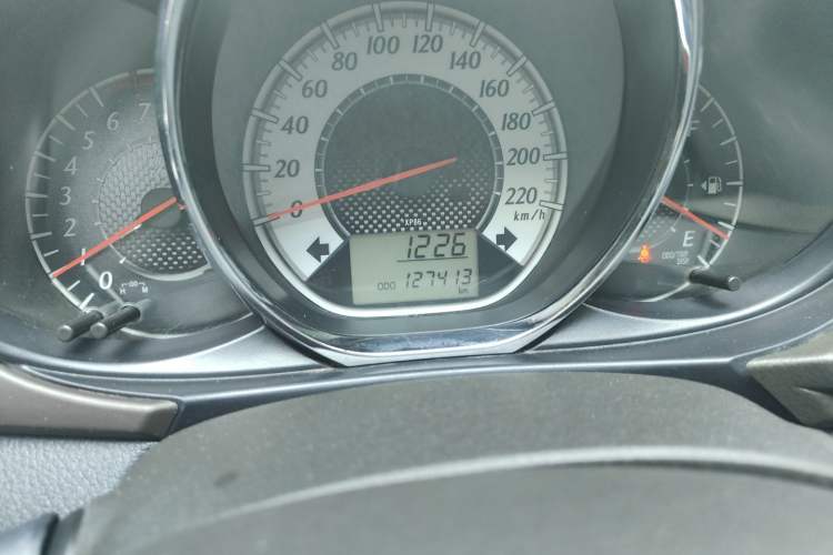 Used Toyota YARiS L Zhi Xuan 2015 1.5G Manual Xuan Dong Sunroof Special Edition Odometer Close Up