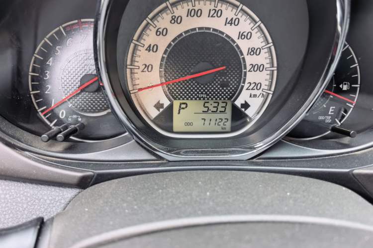 Used Toyota YARiS L Zhi Xuan 2015 1.5G Automatic Xuan Dong Sunroof Special Edition Odometer Close Up
