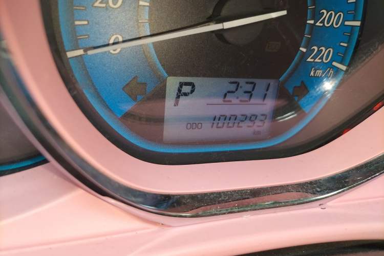Used Toyota YARiS L Zhi Xuan 2015 1.5E Automatic Charm Edition Odometer Close Up