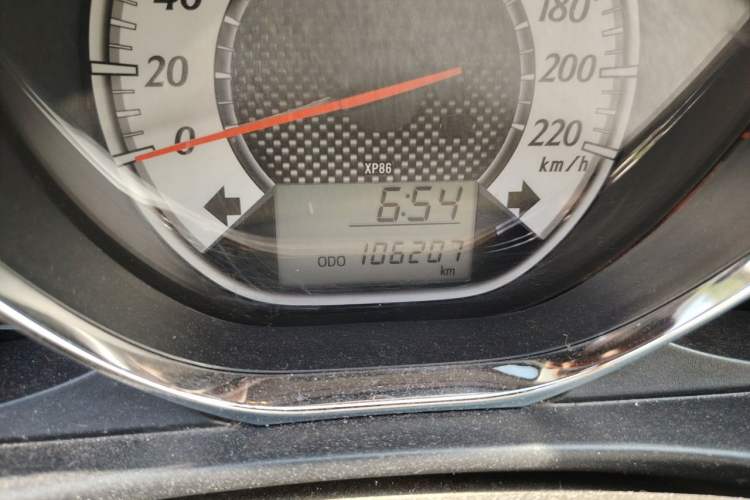 Used Toyota YARiS L Zhi Xuan 2015 1.5G Manual Xuan Dong Sunroof Special Edition Odometer Close Up