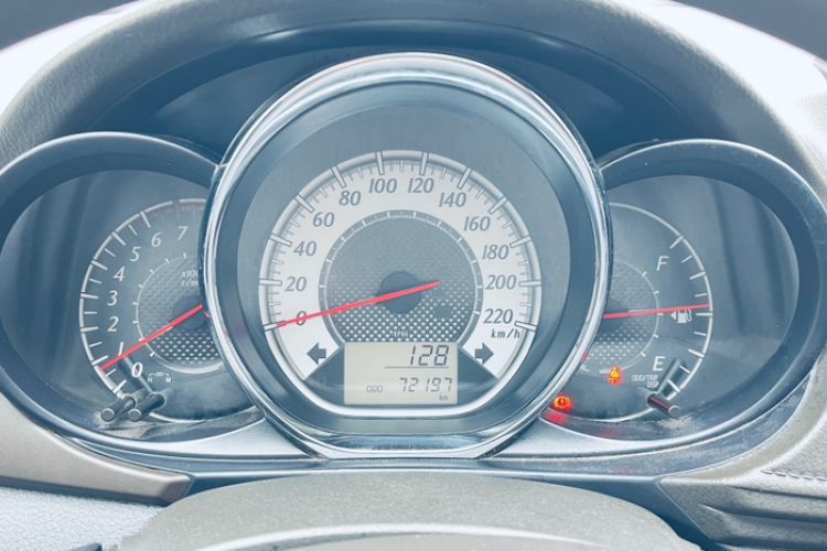 Used Toyota YARiS L Zhi Xuan 2015 1.5G Manual Xuan Dong Sunroof Special Edition Odometer Close Up