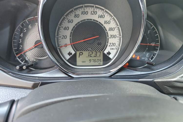 Used Toyota YARiS L Zhi Xuan 2015 1.5G Automatic Xuan Dong Sunroof Special Edition Odometer Close Up