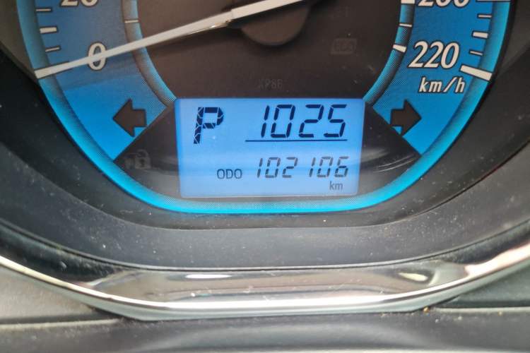 Used Toyota YARiS L Zhi Xuan 2015 1.5E Automatic Charm Edition Odometer Close Up