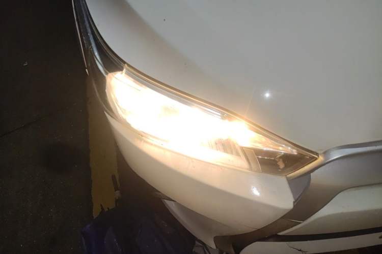 Used Toyota YARiS L Zhi Xuan 2015 1.5G Automatic Xuan Dong Sunroof Special Edition Right Front Headlight