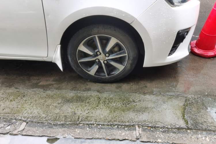 Used Toyota YARiS L Zhi Xuan 2015 1.5E Automatic Charm Edition Right Front Wheel Hub