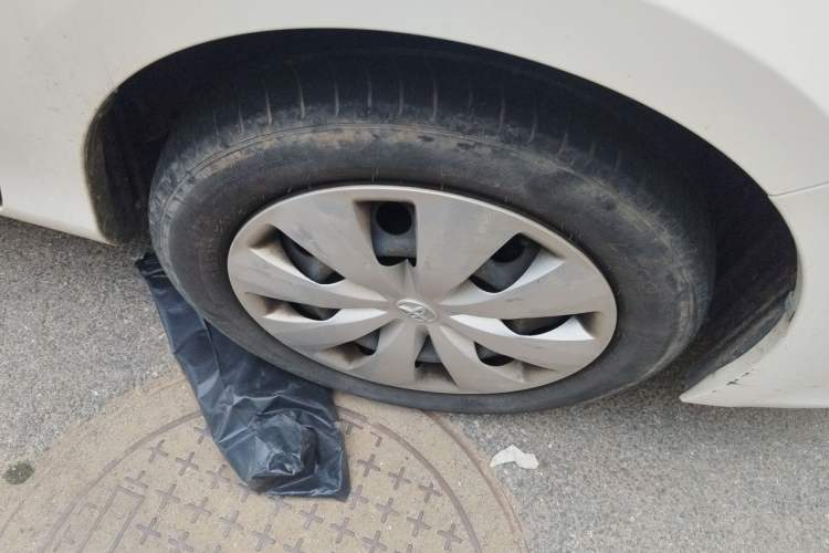 Used Toyota YARiS L Zhi Xuan 2015 1.5E Automatic Charm Edition Right Front Wheel Hub