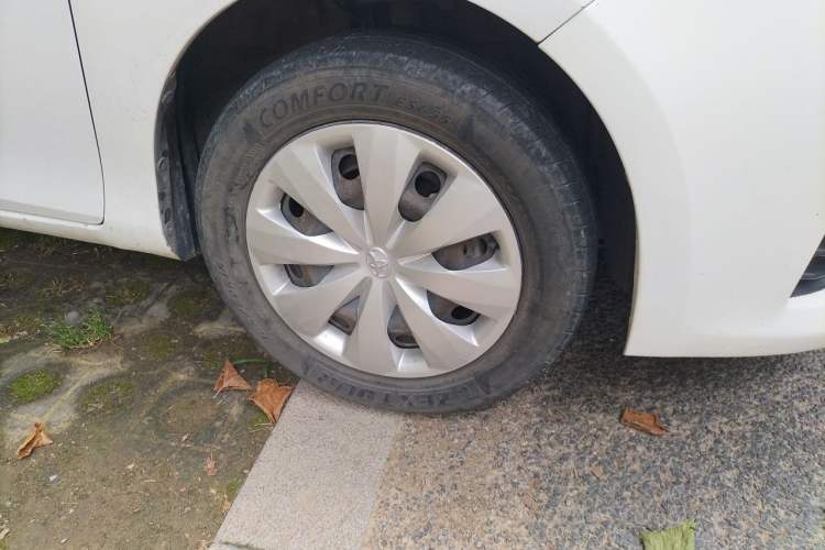 Used Toyota YARiS L Zhi Xuan 2015 1.5E Automatic Charm Edition Right Front Wheel Hub