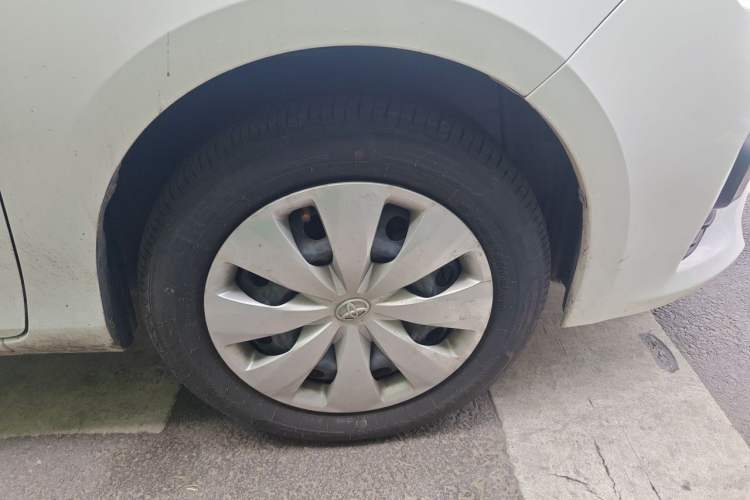 Used Toyota YARiS L Zhi Xuan 2015 1.5E Automatic Charm Edition Right Front Wheel Hub