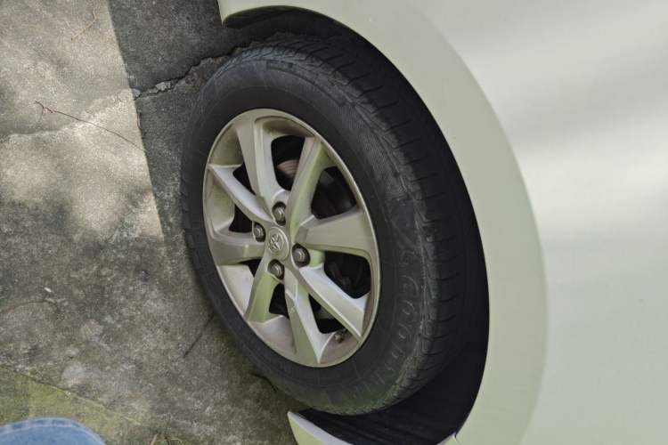 Used Toyota YARiS L Zhi Xuan 2015 1.5G Automatic Xuan Dong Sunroof Special Edition Right Front Wheel Hub