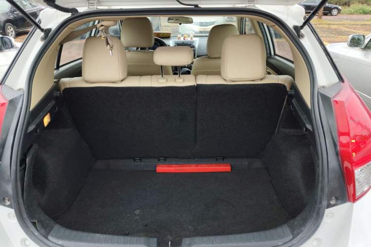 Used Toyota YARiS L Zhi Xuan 2015 1.5E Automatic Charm Edition Trunk