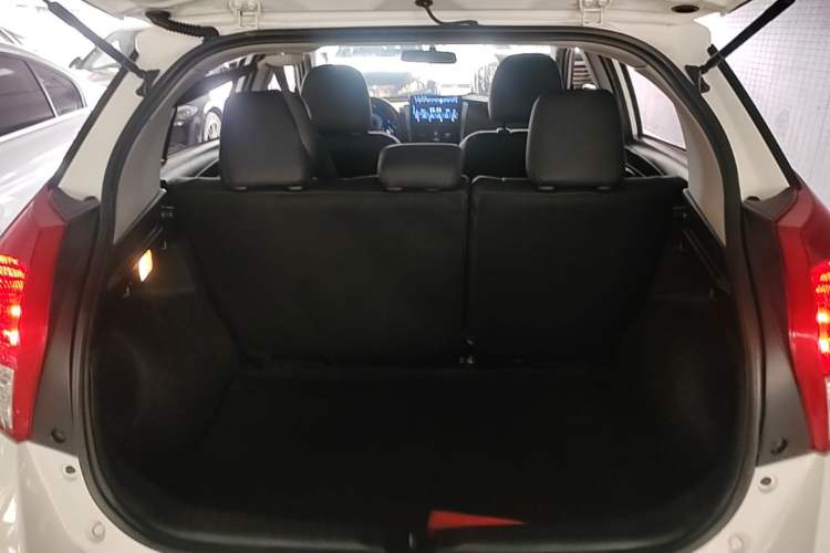 Used Toyota YARiS L Zhi Xuan 2015 1.5E Automatic Charm Edition Trunk