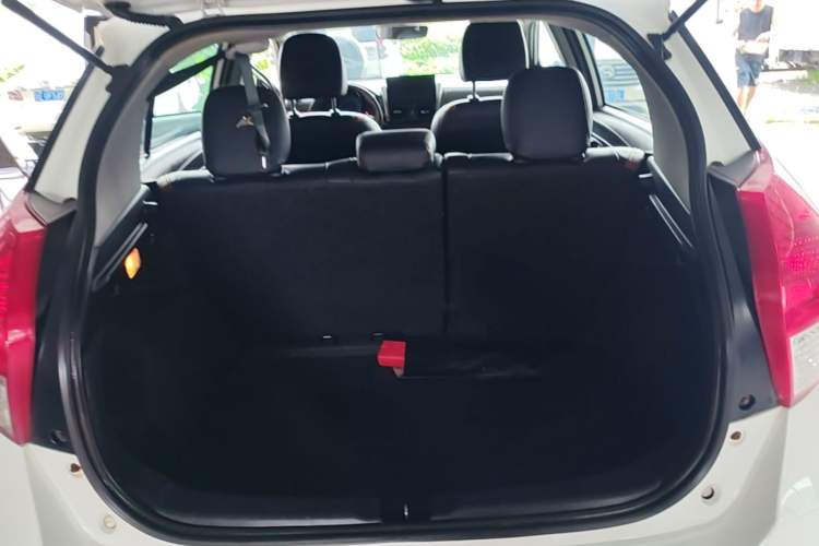 Used Toyota YARiS L Zhi Xuan 2015 1.5E Automatic Charm Edition Trunk