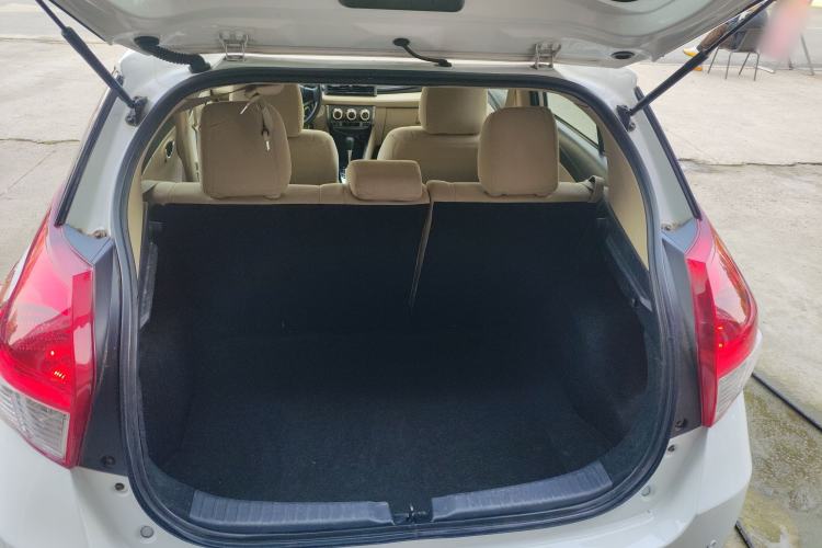 Used Toyota YARiS L Zhi Xuan 2015 1.5E Automatic Charm Edition Trunk