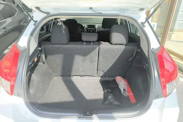 Used Toyota YARiS L Zhi Xuan 2015 1.5E Automatic Charm Edition Trunk