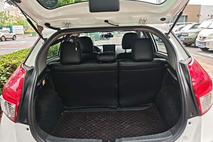 Used Toyota YARiS L Zhi Xuan 2015 1.5E Automatic Charm Edition Trunk