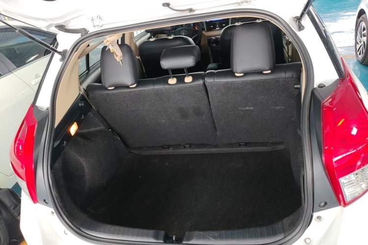 Used Toyota YARiS L Zhi Xuan 2015 1.5E Automatic Charm Edition Trunk