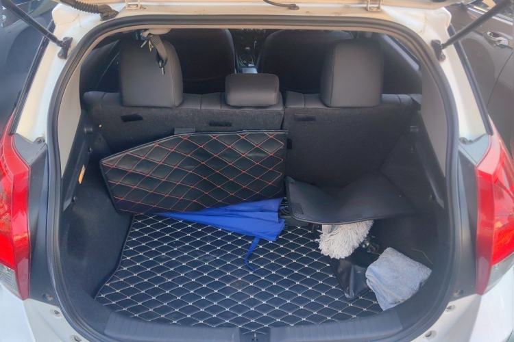 Used Toyota YARiS L Zhi Xuan 2015 1.5E Automatic Charm Edition Trunk