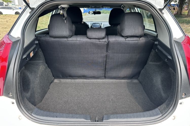 Used Toyota YARiS L Zhi Xuan 2015 1.5E Automatic Charm Edition Trunk