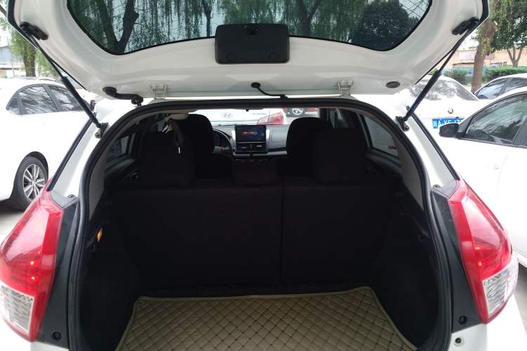 Used Toyota YARiS L Zhi Xuan 2015 1.5E Automatic Charm Edition Trunk