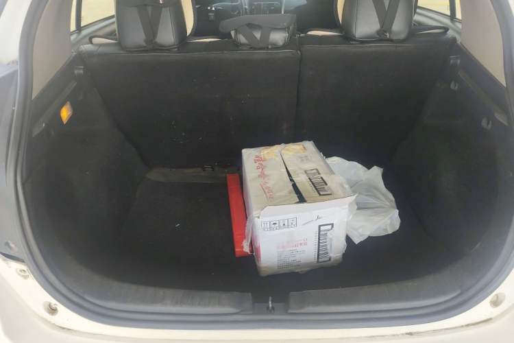 Used Toyota YARiS L Zhi Xuan 2015 1.5E Automatic Charm Edition Trunk