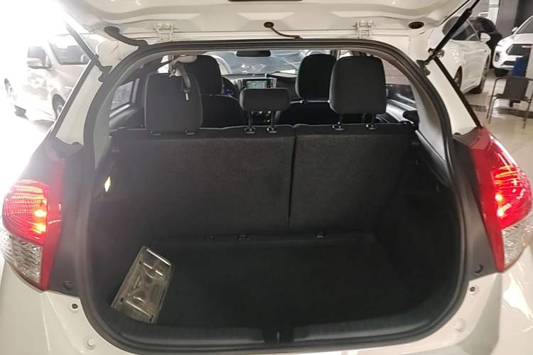 Used Toyota YARiS L Zhi Xuan 2015 1.5E Automatic Charm Edition Trunk