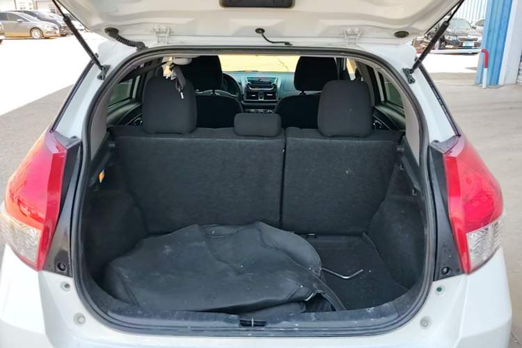Used Toyota YARiS L Zhi Xuan 2015 1.5E Automatic Charm Edition Trunk
