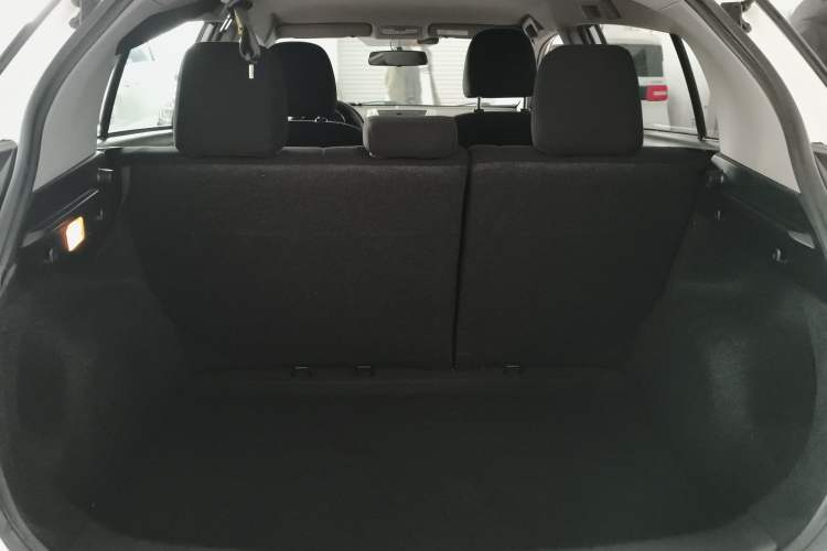 Used Toyota YARiS L Zhi Xuan 2015 1.5E Automatic Charm Edition Trunk