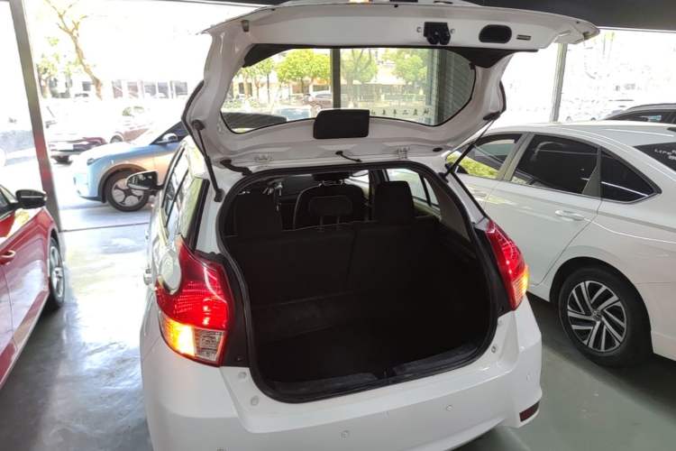 Used Toyota YARiS L Zhi Xuan 2015 1.5E Automatic Charm Edition Trunk