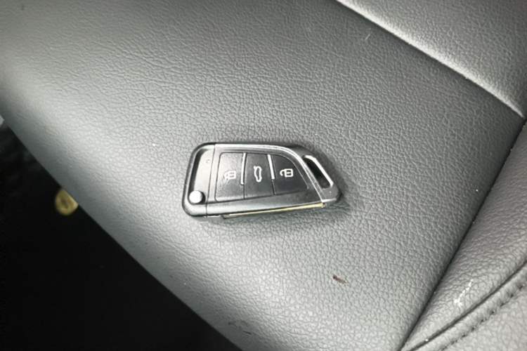 Used Toyota YARiS L Zhi Xuan 2015 1.5E Automatic Charm Edition Vehicle Key