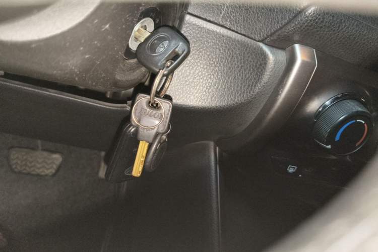 Used Toyota YARiS L Zhi Xuan 2015 1.5E Automatic Charm Edition Vehicle Key
