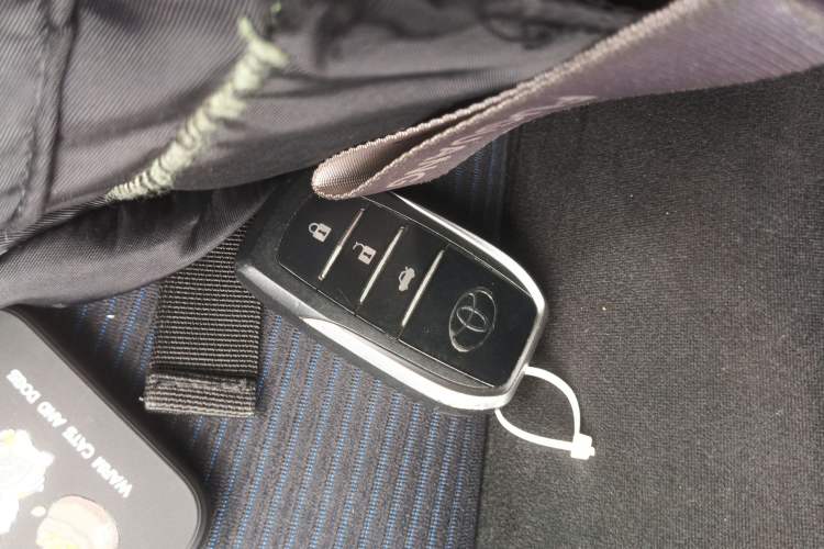 Used Toyota YARiS L Zhi Xuan 2015 1.5E Automatic Charm Edition Vehicle Key