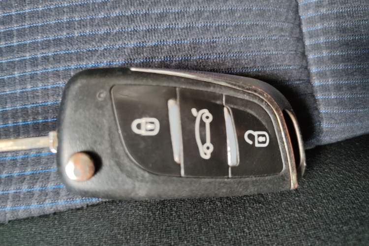 Used Toyota YARiS L Zhi Xuan 2015 1.5E Automatic Charm Edition Vehicle Key