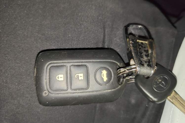 Used Toyota YARiS L Zhi Xuan 2015 1.5E Automatic Charm Edition Vehicle Key