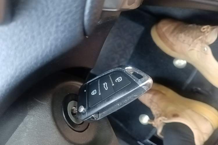 Used Toyota YARiS L Zhi Xuan 2015 1.5E Automatic Charm Edition Vehicle Key