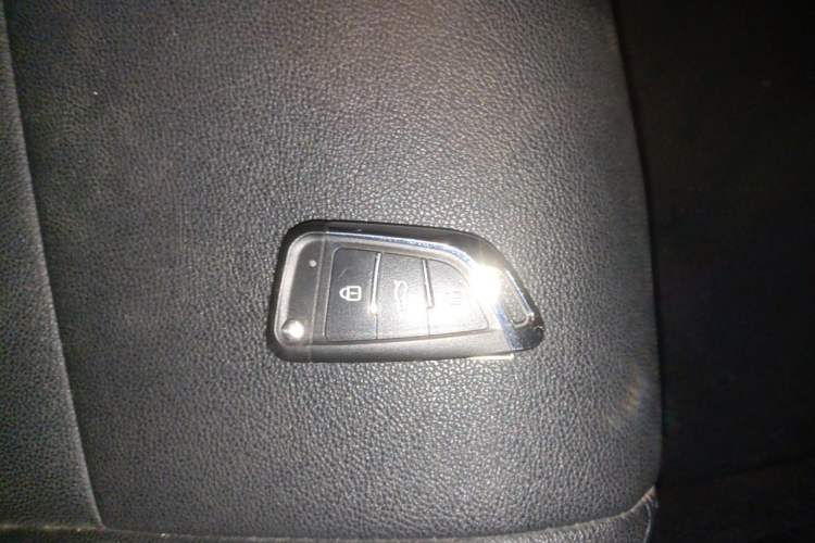 Used Toyota YARiS L Zhi Xuan 2015 1.5E Automatic Charm Edition Vehicle Key