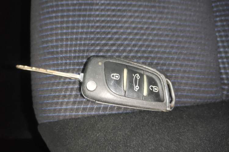 Used Toyota YARiS L Zhi Xuan 2015 1.5E Automatic Charm Edition Vehicle Key