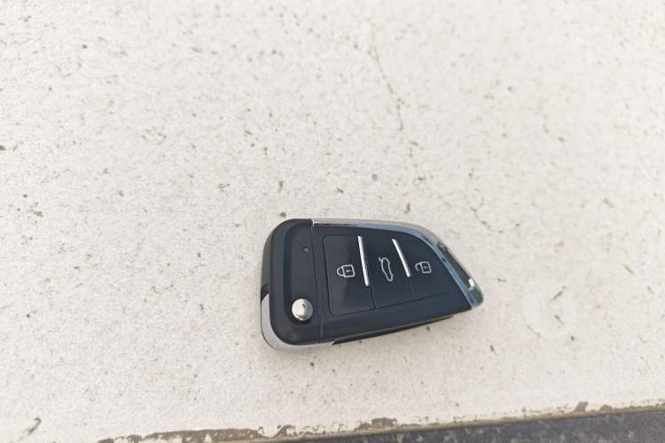 Used Toyota YARiS L Zhi Xuan 2015 1.5E Automatic Charm Edition Vehicle Key