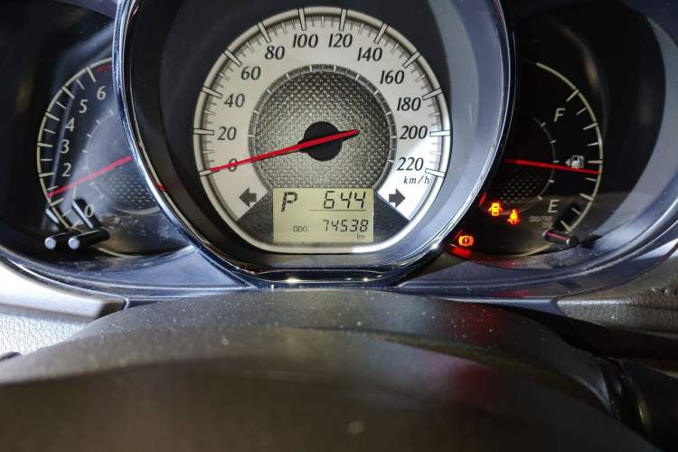 Used Toyota YARiS L Zhi Xuan 2015 1.5G Automatic Orange Limited Edition Odometer Close Up