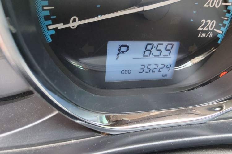 Used Toyota YARiS L Zhi Xuan 2016 Revised 1.5E CVT Charming Edition Odometer Close Up