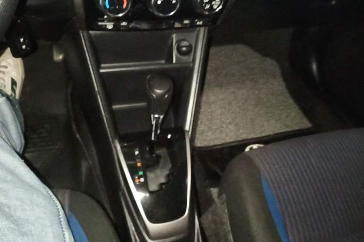 Used Toyota YARiS L Zhi Xuan 2016 Revised Version 1.5G CVT with Dynamic Sunroof Gear Lever