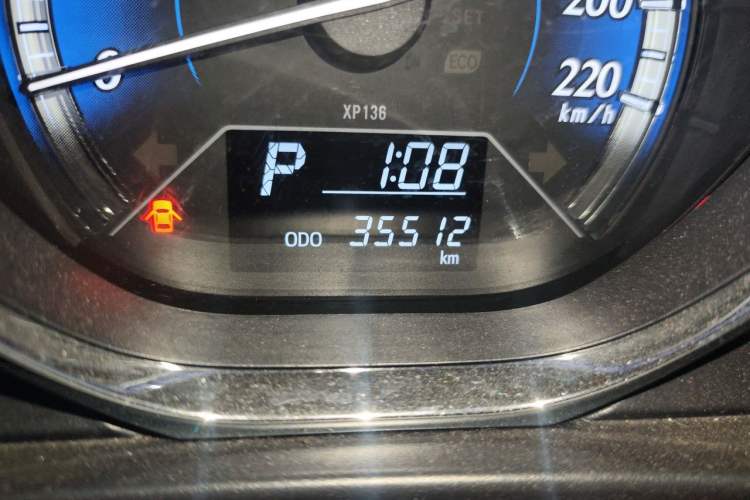 Used Toyota YARiS L Zhi Xuan 2016 Revised Version 1.5G CVT with Dynamic Sunroof Odometer Close Up