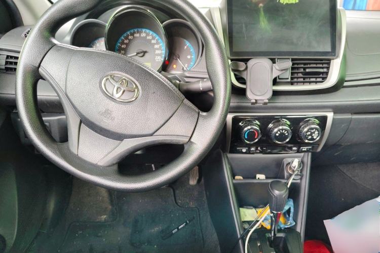 Used Toyota YARiS L Zhi Xuan 2016 Revised 1.5E CVT Charming Edition Center Console