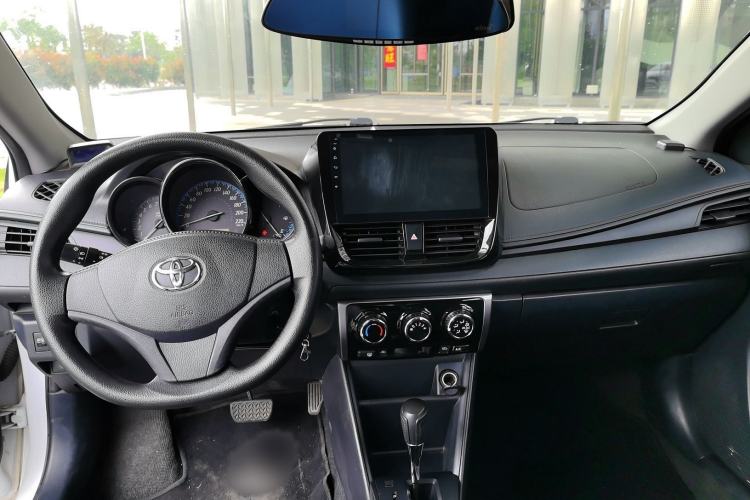 Used Toyota YARiS L Zhi Xuan 2016 Revised 1.5E CVT Charming Edition Center Console